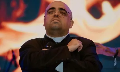 
          Imagem ilustrativa da imagem Padre alvo da PF nega elo em plano golpista e faz vaquinha para comprar celular
          