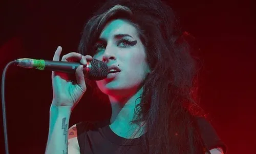 
          Imagem ilustrativa da imagem Pai de Amy Winehouse processa amigas da cantora em R$ 4,5 milhões
          