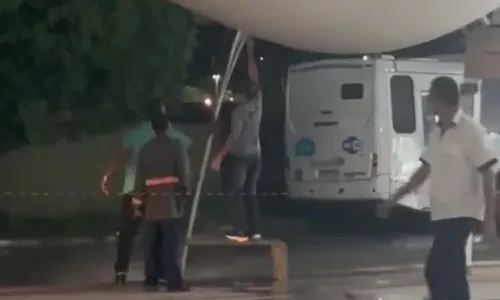 
          Imagem ilustrativa da imagem Passageiro rasga a lona de cobertura do Terminal de Itaparica; veja vídeo
          