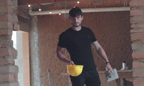 
          Imagem ilustrativa da imagem Pedreiro vira modelo em agência dos famosos
          