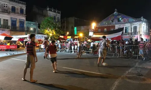 
          Imagem ilustrativa da imagem Pelada histórica: torcida do Santa Cruz celebra 110 anos com futebol e tradição
          