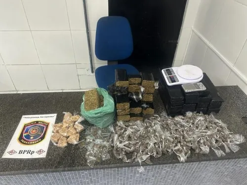 
          Imagem ilustrativa da imagem Polícia Militar apreende grande quantidade de drogas que seria vendida no Carnaval
          