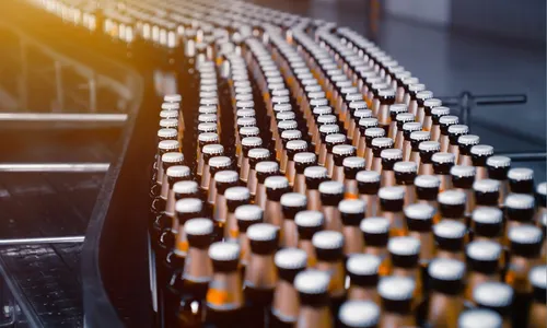 
          Imagem ilustrativa da imagem Polícia fecha fábrica que falsificava cervejas em SP e prende 31
          