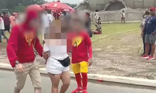 
          Imagem ilustrativa da imagem Policiais fantasiados de Chapolin prendem ladrões de celular em bloco de São Paulo
          