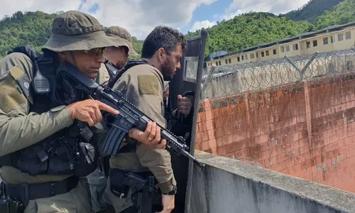 
          Imagem ilustrativa da imagem Policiais realizam exercício que simula invasão de penitenciária de segurança no ES
          