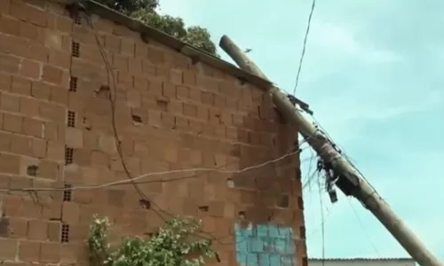 
          Imagem ilustrativa da imagem Poste cai em cima de casa em Vila Velha
          