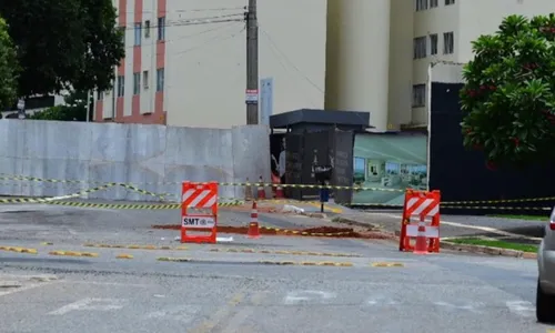 
          Imagem ilustrativa da imagem Prédios são evacuados em Goiânia após asfalto desmoronar
          