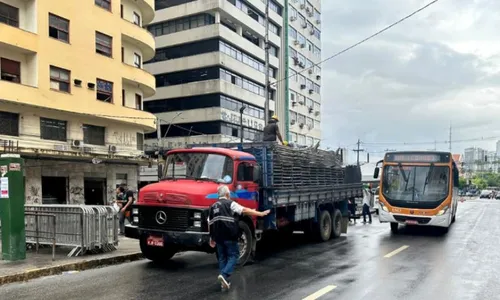
          Imagem ilustrativa da imagem Preparativos para o Carnaval do Recife alteram rotas de ônibus em Santo Antônio
          