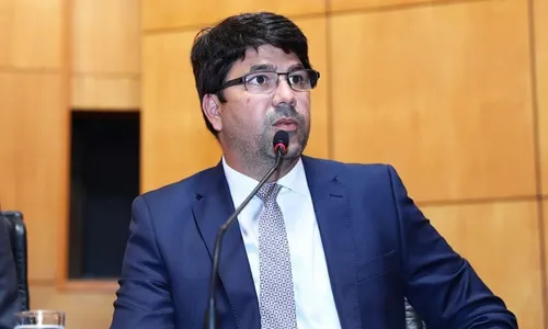 
          Imagem ilustrativa da imagem Presidente da Ales inscreve Davi Diniz para vaga no TCE com o apoio de 25 deputados
          