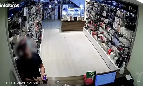 
          Imagem ilustrativa da imagem "Profissional do crime": bandido anuncia assalto, elogia e pede calma à vítima
          