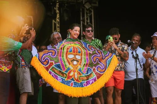 
          Imagem ilustrativa da imagem Raquel Lyra acompanha cortejo das nações de maracatu rural em Nazaré da Mata
          