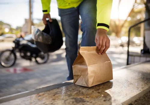 
          Imagem ilustrativa da imagem Regra para entregador de aplicativo deve ficar para o Congresso
          