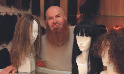 
          Imagem ilustrativa da imagem “Rei das perucas”, ex-militar ajuda mulheres com câncer
          