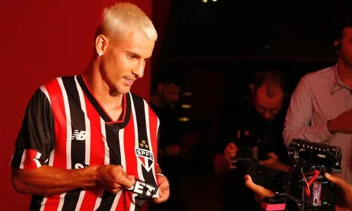 
          Imagem ilustrativa da imagem São Paulo lança novo uniforme e oficializa casa de apostas como patrocinador máster
          