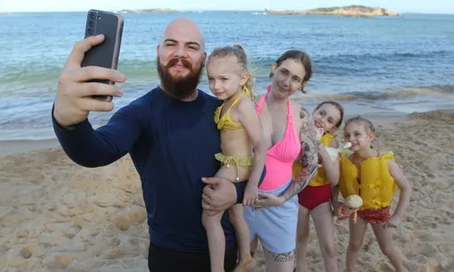 
          Imagem ilustrativa da imagem Selfies, mergulhos e trilhas com segurança no verão
          