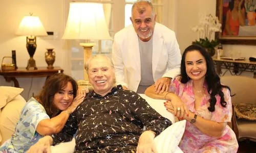 
          Imagem ilustrativa da imagem Silvio Santos é visto ao lado dos pais de Alexandre Pato após nascimento de neto
          