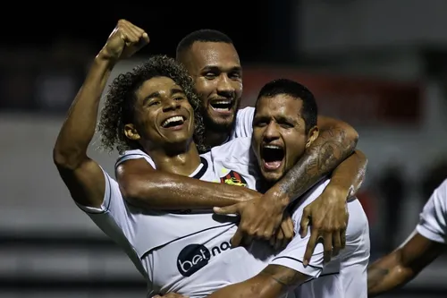 
          Imagem ilustrativa da imagem Sport passa fácil pelo Flamengo de Arcoverde e retoma liderança do Estadual
          