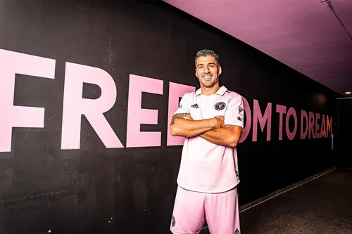 
          Imagem ilustrativa da imagem Suárez comemora acerto com o Inter Miami: 'Animado para esse novo desafio'
          