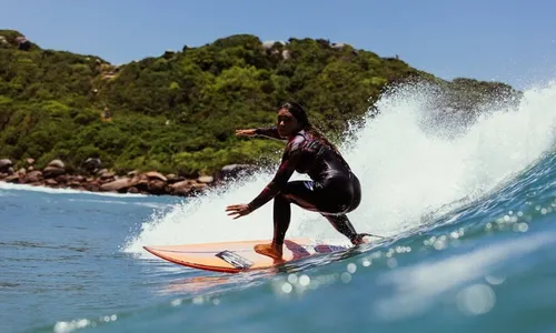 
          Imagem ilustrativa da imagem Surfista Tainá Hinckel conquista vaga olímpica em Paris
          