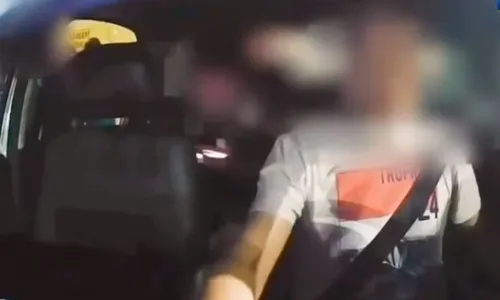 
          Imagem ilustrativa da imagem Suspeito é flagrado por câmera de carro ao roubar motorista de aplicativo
          