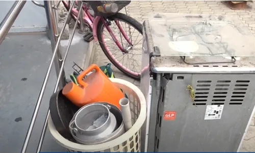 
          Imagem ilustrativa da imagem Suspeito faz rap dentro de viatura após roubar fogão em Vila Velha
          