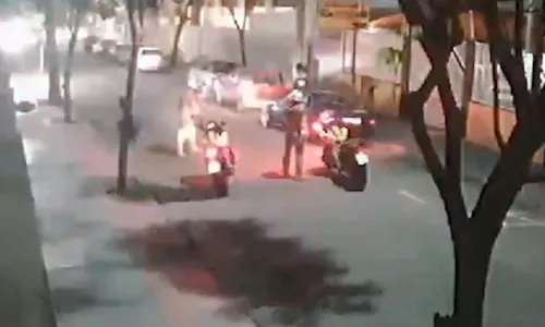 
          Imagem ilustrativa da imagem Suspeito quase atropela guardas municipais após participar de racha em Vitória
          