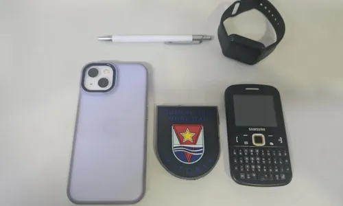 
          Imagem ilustrativa da imagem Suspeito usa caneta para assaltar passageira de ônibus em Vitória
          