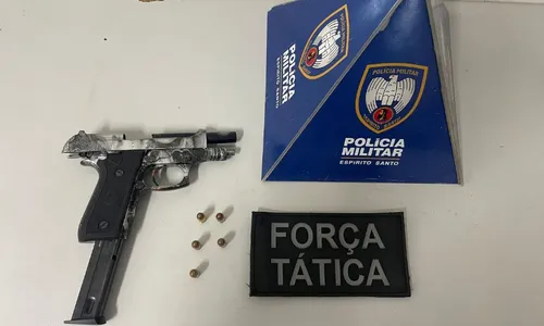 
          Imagem ilustrativa da imagem Suspeitos caem de moto em escadaria durante perseguição no ES
          