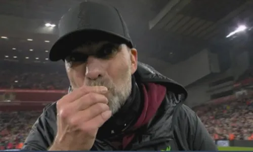 
          Imagem ilustrativa da imagem Técnico do Liverpool perde aliança no campo ao comemorar vitória: "Desesperado"
          