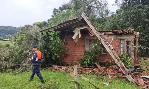 
          Imagem ilustrativa da imagem Tempestade deixa morto, alaga cidades e causa estragos no RS
          