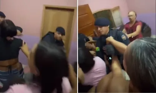 
          Imagem ilustrativa da imagem Tia do goleiro Weverton passa mal ao ter casa invadida pela PM e morre
          