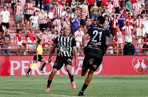 
          Imagem ilustrativa da imagem Timbu tropeça e frustra torcida, nos Aflitos, na estreia do Nordestão
          