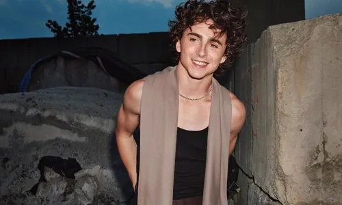 
          Imagem ilustrativa da imagem Timothée Chalamet prova chocolate brasileiro e elogia Sonho de Valsa
          