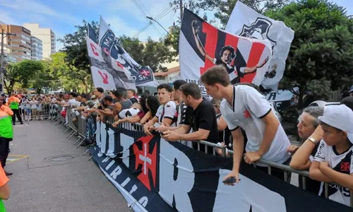 
          Imagem ilustrativa da imagem Torcida do Vasco se reúne em frente a hotel para receber equipe antes de jogo no ES
          