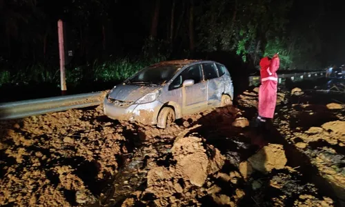 
          Imagem ilustrativa da imagem Trânsito na BR-262 é liberado em sistema pare e siga, após queda de barreira no ES
          