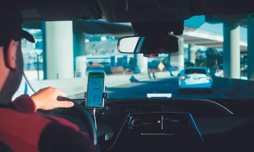 
          Imagem ilustrativa da imagem Transporte por aplicativo: sindicatos a favor de projeto para motorista autônomo
          