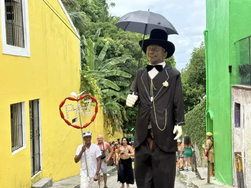 
          Imagem ilustrativa da imagem Troça O Lord desfila em Olinda retratando homenageado da cidade este ano
          