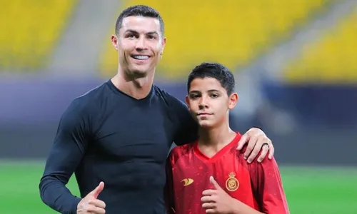 
          Imagem ilustrativa da imagem VÍDEO | CR7 dá 'bronca' em Cristiano Júnior por não cumprimentar jogadores
          