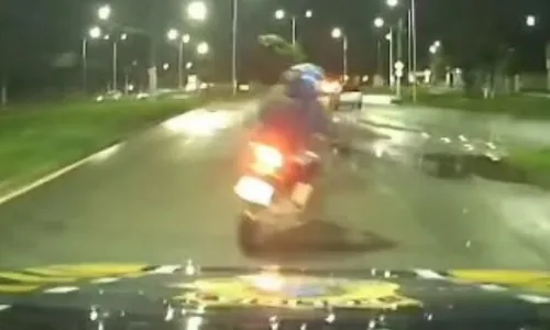 
          Imagem ilustrativa da imagem VÍDEO | Suspeito em moto furtada sofre acidente ao tentar fugir da PRF na BR-101
          