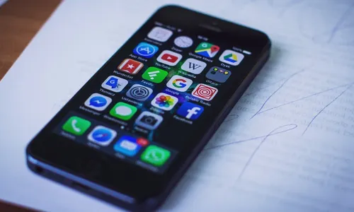 
          Imagem ilustrativa da imagem Vai curtir o Carnaval? Veja guia de ferramentas tech para proteger seu celular
          