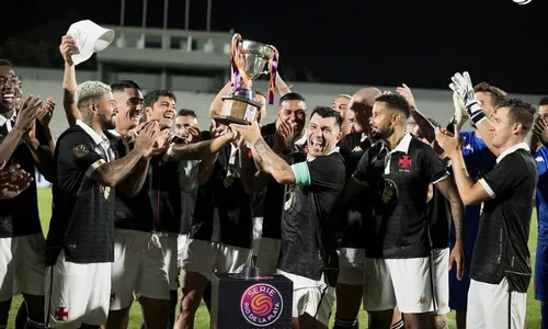
          Imagem ilustrativa da imagem Vasco bate San Lorenzo, levanta troféu simbólico e vence duas vezes no mesmo dia
          