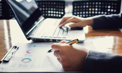 
          Imagem ilustrativa da imagem Veja como organizar as finanças pessoais em 2024
          