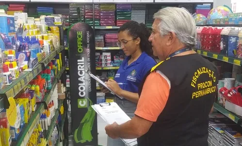 
          Imagem ilustrativa da imagem Volta às aulas: Procon encontra variação de quase 400% no material escolar
          