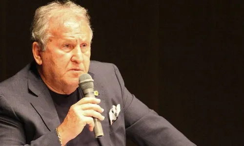 
          Imagem ilustrativa da imagem Zico critica CBF por indefinição e divisão de Diniz entre seleção e Flu
          