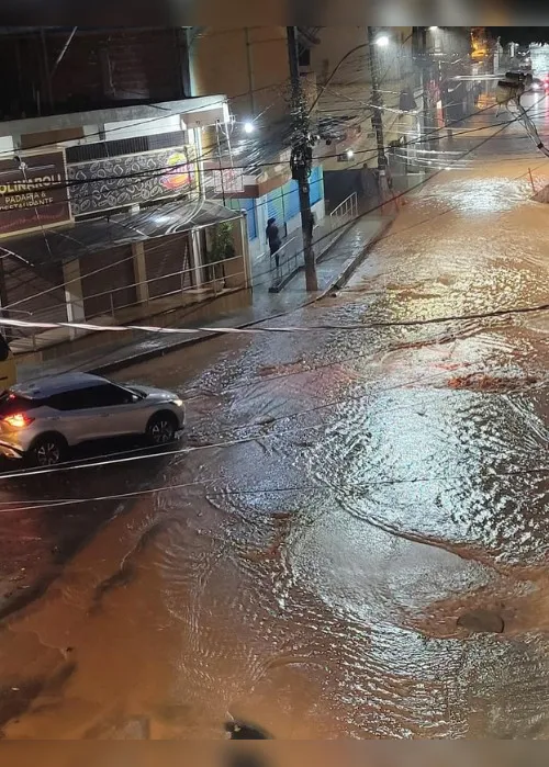 Imagem ilustrativa da imagem Chuva alaga ruas, afunda carro e derruba árvores no Sul do ES