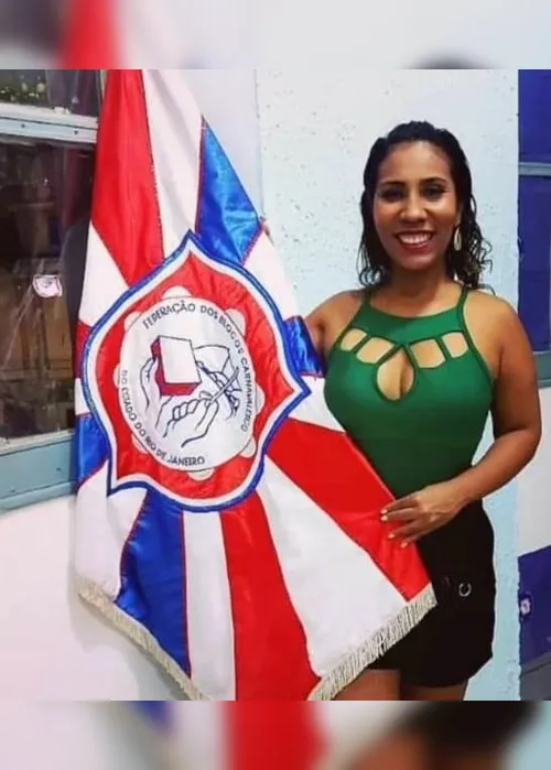 Flávia Abreu com o estandarte da Federação dos Blocos