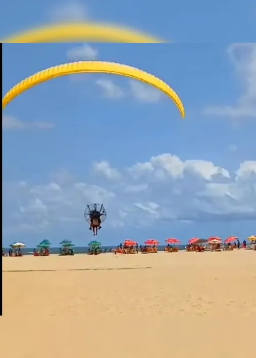 Imagem ilustrativa da imagem Morre passageira do paramotor que caiu na praia de Candeias