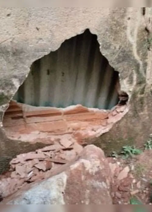Imagem ilustrativa da imagem Pedra rola de barranco e atinge casa no Sul do Estado