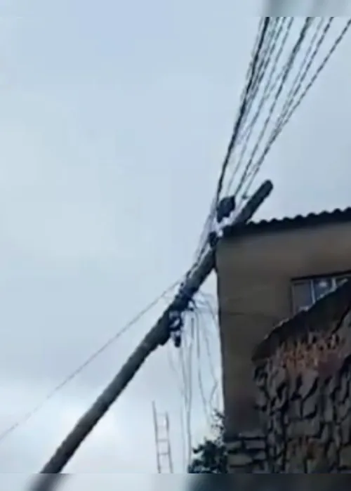 Imagem ilustrativa da imagem Poste cai em cima de casa em Vila Velha