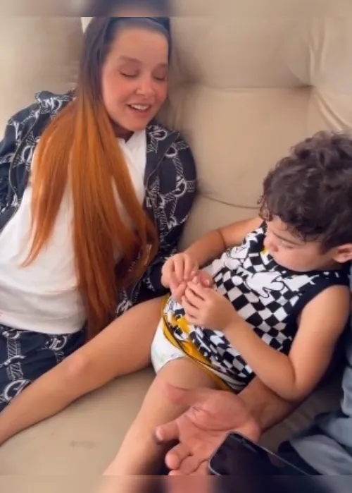 Imagem ilustrativa da imagem VÍDEO | Em visita, Maiara canta para Léo, filho de Marília Mendonça